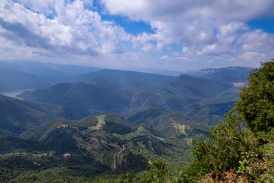 蓝天白云下的高山航空摄影